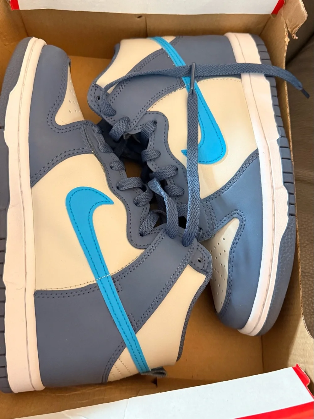 Nike Dunk High Youth Size 5 Light Bone/Blue Lightning brand new half box no lid